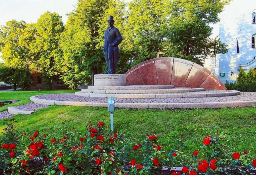 Памятник Янису Чаксте