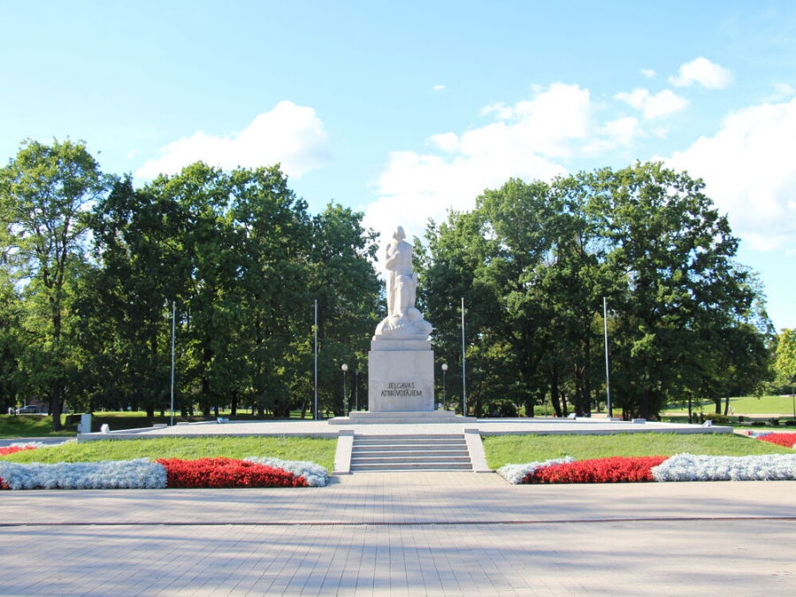 Памятник освободителям Елгавы «Lāčplēsis»